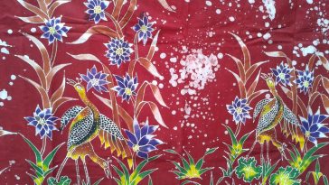 Motif Batik Semarang menonjolkan fauna seperti merak dan kupu-kupu, warna oranye kemerahan, serta corak bebas khas pesisir utara Pulau Jawa.