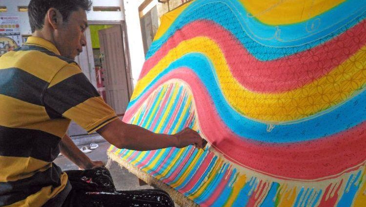 Bisnis batik Pandono di Laweyan mengandalkan motif abstrak, inovasi produk, dan strategi digital untuk memperluas pasar serta menjaga usaha.