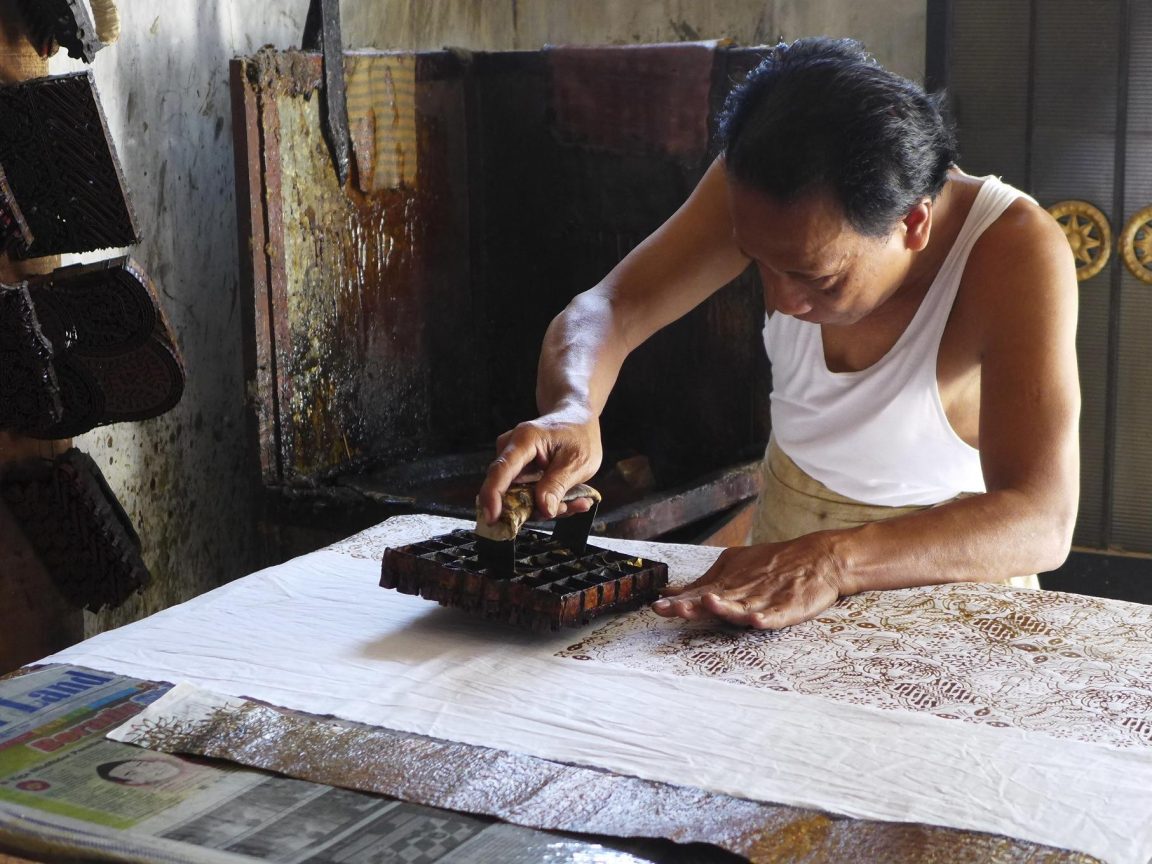 Bisnis batik memiliki peluang ekonomi kreatif. Pelajari pilihan produksi, kebutuhan modal, manajemen keuangan, pemasaran, dan legalitas usaha.