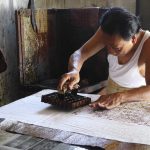 Bisnis batik memiliki peluang ekonomi kreatif. Pelajari pilihan produksi, kebutuhan modal, manajemen keuangan, pemasaran, dan legalitas usaha.