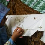 Bisnis batik perlu beradaptasi dengan teknologi digital untuk meningkatkan produktivitas, promosi, keuangan, dan layanan pelanggan.