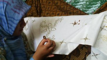 Bisnis batik perlu beradaptasi dengan teknologi digital untuk meningkatkan produktivitas, promosi, keuangan, dan layanan pelanggan.