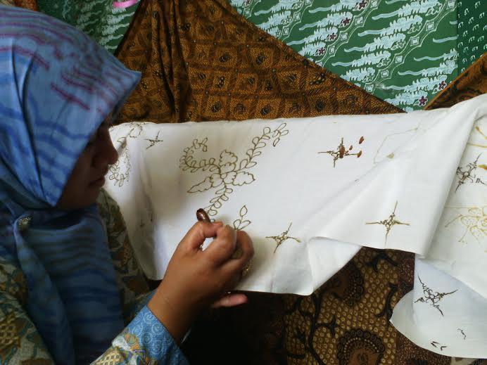 Bisnis batik perlu beradaptasi dengan teknologi digital untuk meningkatkan produktivitas, promosi, keuangan, dan layanan pelanggan.