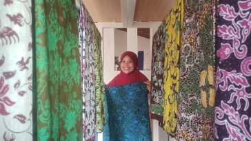 Bisnis batik Sekar Tanjung mengangkat kearifan lokal, memberdayakan perempuan, mengembangkan 17 motif, dan memperluas pemasaran produk.