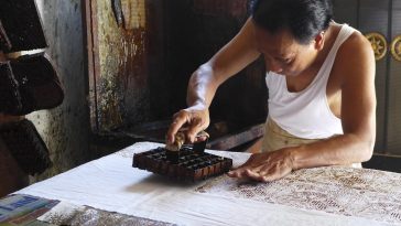 Bisnis batik memiliki peluang ekonomi kreatif. Pelajari pilihan produksi, kebutuhan modal, manajemen keuangan, pemasaran, dan legalitas usaha.