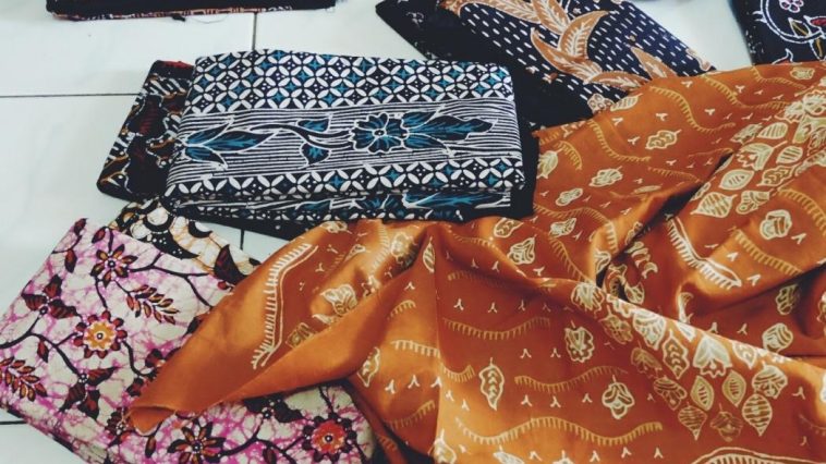 buat gambar foto utama artikel ukuran 16:9 untuk menjelaskan masa depan budaya batik indonesia