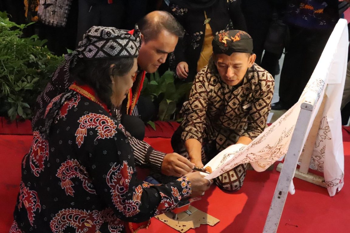 Bisnis batik tulis Mitrabatik dan Mitrabatikputra di Brebes berkembang lewat inovasi desain, pemasaran digital, pelatihan, dan kolaborasi.