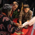 Bisnis batik tulis Mitrabatik dan Mitrabatikputra di Brebes berkembang lewat inovasi desain, pemasaran digital, pelatihan, dan kolaborasi.