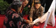Bisnis batik tulis Mitrabatik dan Mitrabatikputra di Brebes berkembang lewat inovasi desain, pemasaran digital, pelatihan, dan kolaborasi.