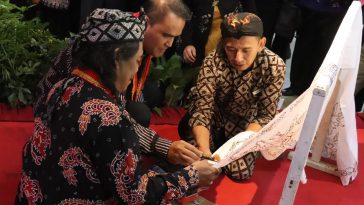 Bisnis batik tulis Mitrabatik dan Mitrabatikputra di Brebes berkembang lewat inovasi desain, pemasaran digital, pelatihan, dan kolaborasi.
