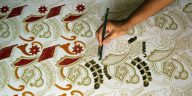 Studi Batik New Collet di Jombang menunjukkan bisnis batik layak dikembangkan berdasarkan analisis finansial periode 2016–2020.