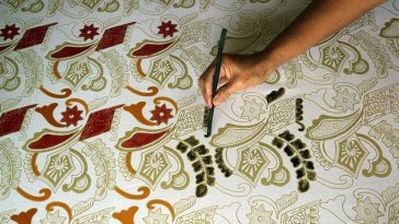 Studi Batik New Collet di Jombang menunjukkan bisnis batik layak dikembangkan berdasarkan analisis finansial periode 2016–2020.
