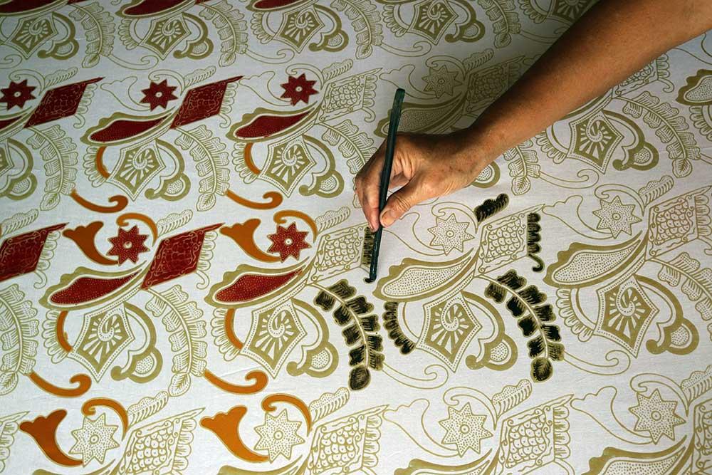 Studi Batik New Collet di Jombang menunjukkan bisnis batik layak dikembangkan berdasarkan analisis finansial periode 2016–2020.