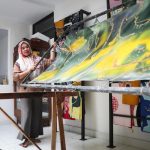 Panduan batik dari Bekraf membahas peluang pasar, modal, produksi, keuangan, pemasaran, legalitas, dan perlindungan desain batik.