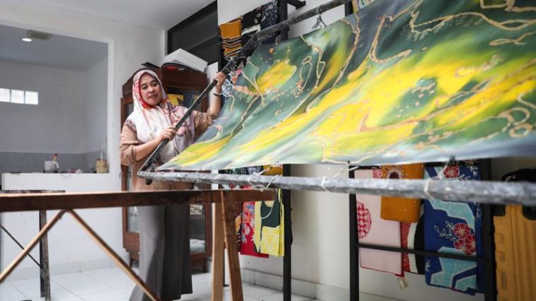 Panduan batik dari Bekraf membahas peluang pasar, modal, produksi, keuangan, pemasaran, legalitas, dan perlindungan desain batik.