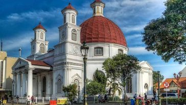Cagar budaya Gereja Blenduk Semarang berdiri sejak 1742 dan dikenal dengan atap kubah, arsitektur kolonial, serta interior bersejarah yang terjaga.