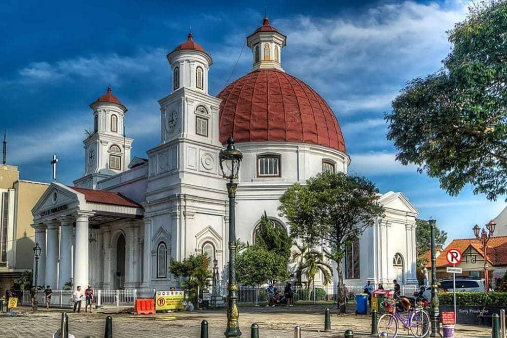 Cagar budaya Gereja Blenduk Semarang berdiri sejak 1742 dan dikenal dengan atap kubah, arsitektur kolonial, serta interior bersejarah yang terjaga.