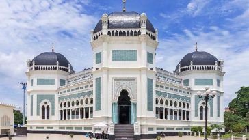 Masjid Raya Al Mashun di Medan menjadi salah satu warisan bangunan bersejarah yang memperkaya pemahaman tentang arsitektur dan budaya kota.