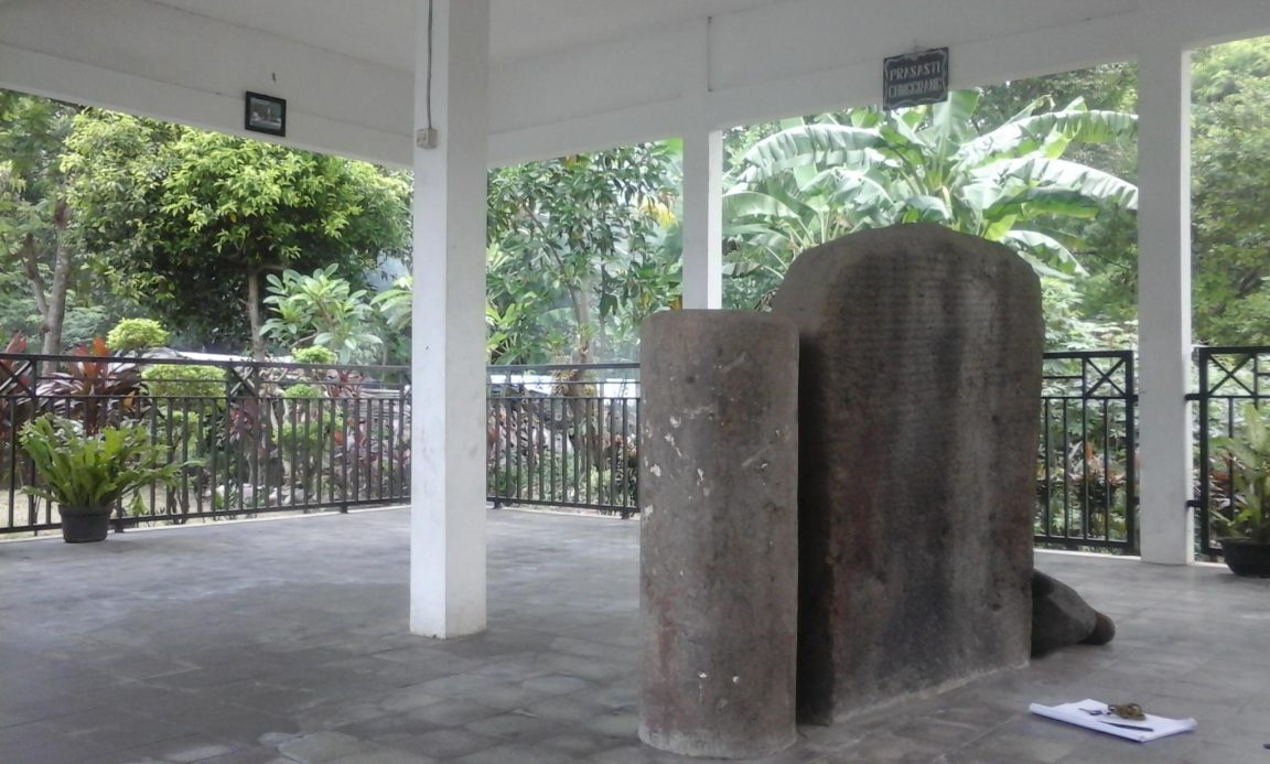 Prasasti Cunggrang dibahas sebagai peninggalan Mataram Kuno di Jawa Timur yang penting untuk mengenali sumber sejarah dan warisan tertulis.