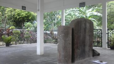 Prasasti Cunggrang dibahas sebagai peninggalan Mataram Kuno di Jawa Timur yang penting untuk mengenali sumber sejarah dan warisan tertulis.