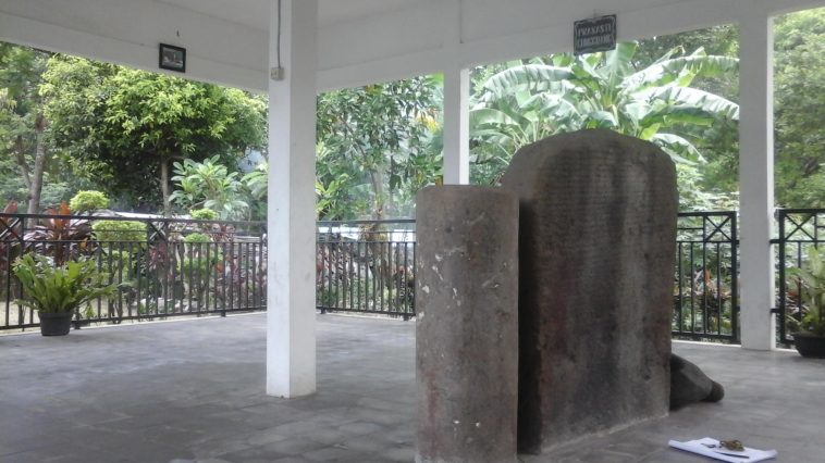 Prasasti Cunggrang dibahas sebagai peninggalan Mataram Kuno di Jawa Timur yang penting untuk mengenali sumber sejarah dan warisan tertulis.
