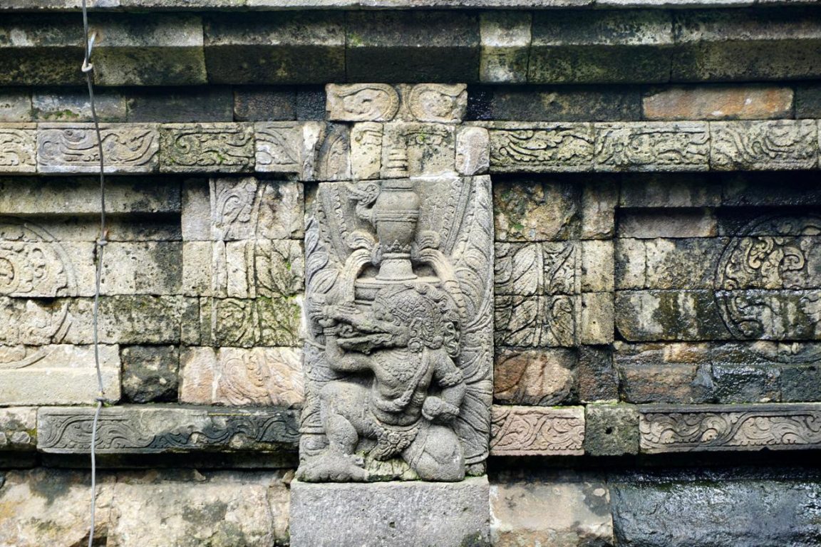 Candi Kidal di Kabupaten Malang merupakan cagar budaya peninggalan Singasari yang terkenal dengan relief Garudeya dan kisah pembebasan.