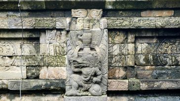 Candi Kidal di Kabupaten Malang merupakan cagar budaya peninggalan Singasari yang terkenal dengan relief Garudeya dan kisah pembebasan.