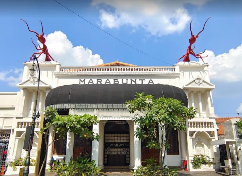 Gedung Marabunta di Kota Lama Semarang menyimpan sejarah pertunjukan sejak 1890, dengan ornamen semut raksasa dan kaca patri yang khas.