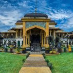 Istana Maimun di Medan merupakan warisan Kesultanan Deli yang memadukan arsitektur Melayu, Mogul, Arab, India, dan Eropa.