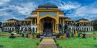 Istana Maimun di Medan merupakan warisan Kesultanan Deli yang memadukan arsitektur Melayu, Mogul, Arab, India, dan Eropa.