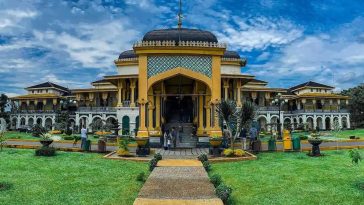 Istana Maimun di Medan merupakan warisan Kesultanan Deli yang memadukan arsitektur Melayu, Mogul, Arab, India, dan Eropa.