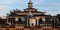 Masjid Nurul Ibadah di Paser berdiri sejak 1851 dan menyimpan jam matahari serta arsitektur kayu yang mencerminkan sejarah Kesultanan Paser.
