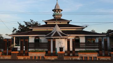 Masjid Nurul Ibadah di Paser berdiri sejak 1851 dan menyimpan jam matahari serta arsitektur kayu yang mencerminkan sejarah Kesultanan Paser.