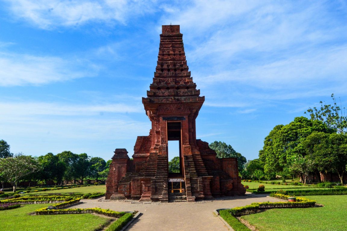 Situs Trowulan di Mojokerto menyimpan peninggalan yang dikaitkan dengan Majapahit, termasuk Candi Tikus dan Gapura Bajang Ratu.