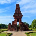 Situs Trowulan di Mojokerto menyimpan peninggalan yang dikaitkan dengan Majapahit, termasuk Candi Tikus dan Gapura Bajang Ratu.