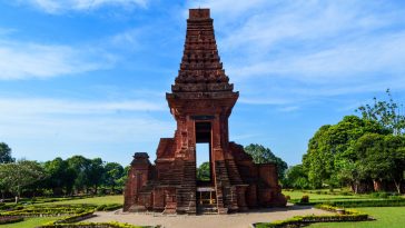 Situs Trowulan di Mojokerto menyimpan peninggalan yang dikaitkan dengan Majapahit, termasuk Candi Tikus dan Gapura Bajang Ratu.