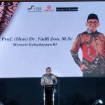 Menteri Kebudayaan Fadli Zon mengapresiasi buku ajar batik di Jawa Barat untuk memperkuat literasi budaya dan regenerasi pembatik muda.