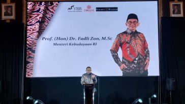 Menteri Kebudayaan Fadli Zon mengapresiasi buku ajar batik di Jawa Barat untuk memperkuat literasi budaya dan regenerasi pembatik muda.