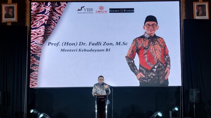 Menteri Kebudayaan Fadli Zon mengapresiasi buku ajar batik di Jawa Barat untuk memperkuat literasi budaya dan regenerasi pembatik muda.