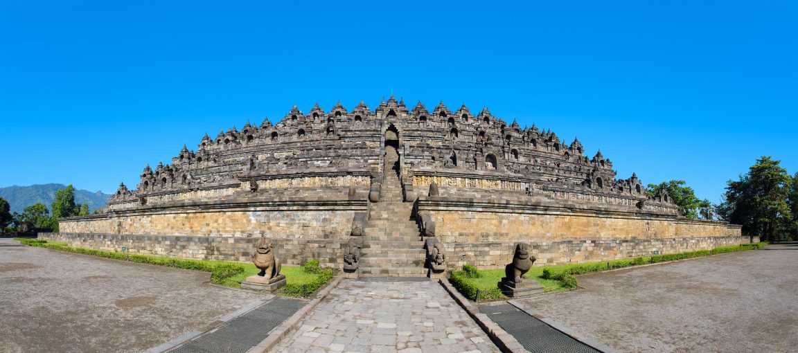 Budaya Indonesia tumbuh dari perjalanan sejarah panjang yang membentuk identitas nasional, memperkaya tradisi, dan menjaga warisan bangsa.