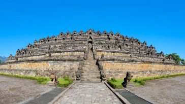 Budaya Indonesia tumbuh dari perjalanan sejarah panjang yang membentuk identitas nasional, memperkaya tradisi, dan menjaga warisan bangsa.