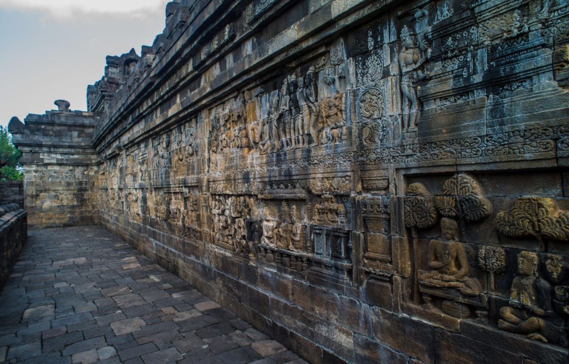 Budaya Indonesia dipengaruhi Hindu-Buddha melalui candi, relief, seni ukir, dan kepercayaan. Kenali sejarah akulturasi budaya Nusantara.