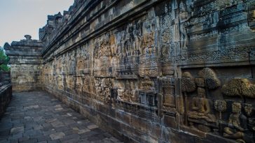 Budaya Indonesia dipengaruhi Hindu-Buddha melalui candi, relief, seni ukir, dan kepercayaan. Kenali sejarah akulturasi budaya Nusantara.
