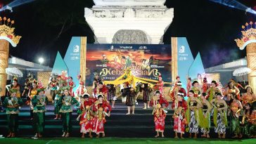 Budaya Indonesia mencerminkan keragaman tradisi, seni, dan adat lokal yang membentuk identitas bangsa serta memperkuat kehidupan sosial.