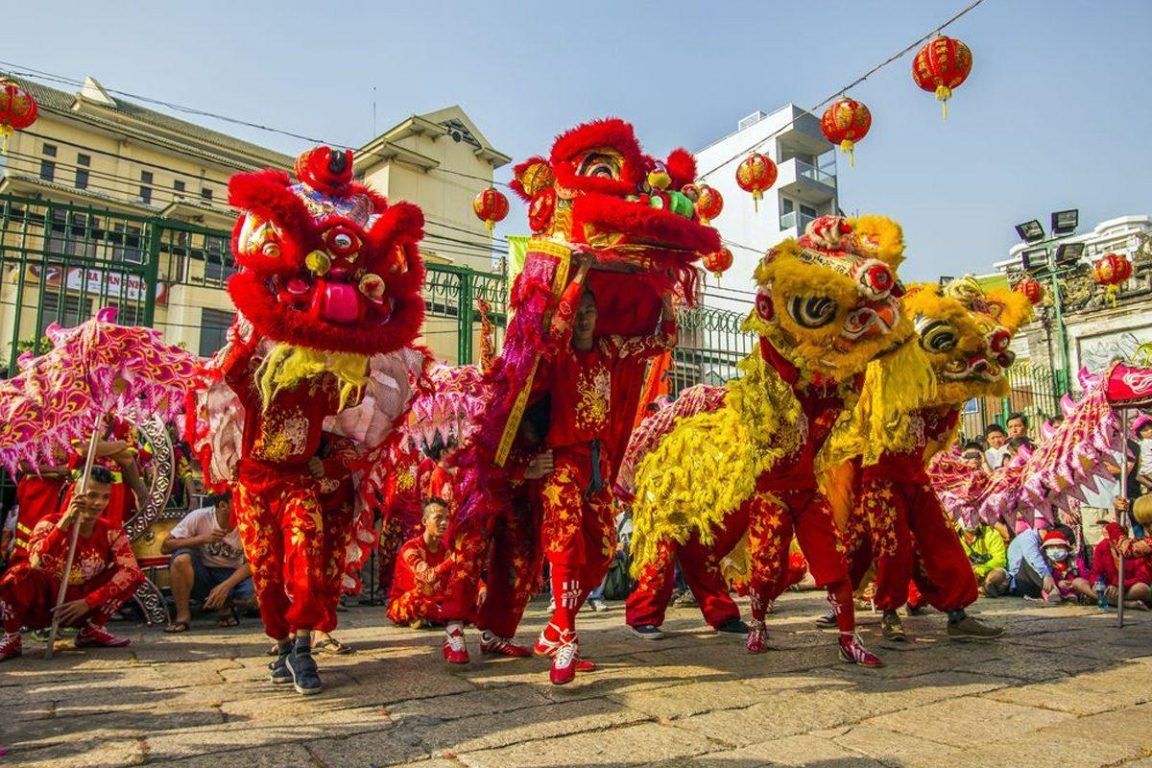Budaya Indonesia dan Tiongkok berpadu dalam barongsai, lumpia Semarang, dan pempek Palembang. Simak sejarah akulturasi seni dan kuliner.