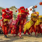 Budaya Indonesia dan Tiongkok berpadu dalam barongsai, lumpia Semarang, dan pempek Palembang. Simak sejarah akulturasi seni dan kuliner.