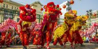 Budaya Indonesia dan Tiongkok berpadu dalam barongsai, lumpia Semarang, dan pempek Palembang. Simak sejarah akulturasi seni dan kuliner.