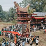 Budaya Indonesia memiliki Rambu Solo’ dari Toraja, ritual pemakaman yang sarat makna. Kenali tahapan adat dan tradisi penghormatan leluhur.