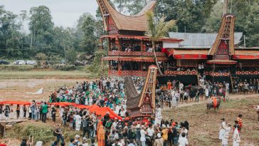 Budaya Indonesia memiliki Rambu Solo’ dari Toraja, ritual pemakaman yang sarat makna. Kenali tahapan adat dan tradisi penghormatan leluhur.