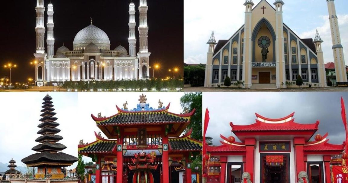 Budaya Indonesia berkembang melalui perjumpaan agama dan tradisi lokal yang membentuk keragaman seni, arsitektur, serta kehidupan masyarakat.